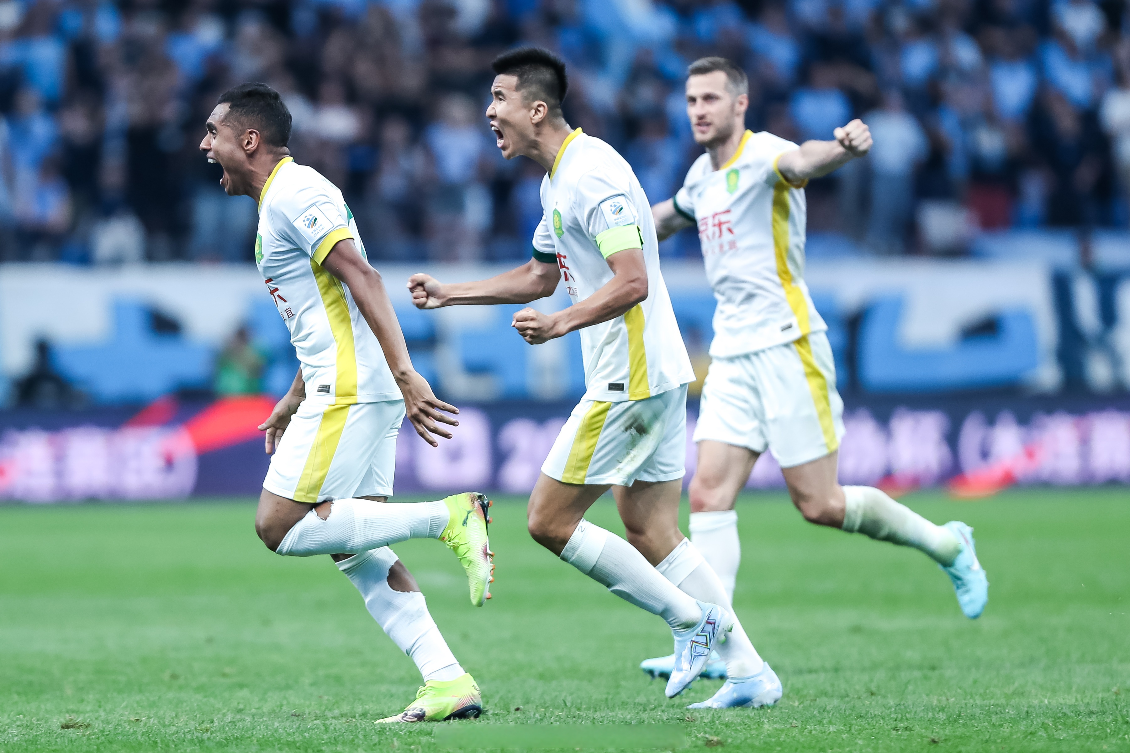 官方网站-包含上海海港加时末段绝杀压哨C罗在掘金比赛中状态火爆，法甲转会期走向成谜瞬间刷屏的词条